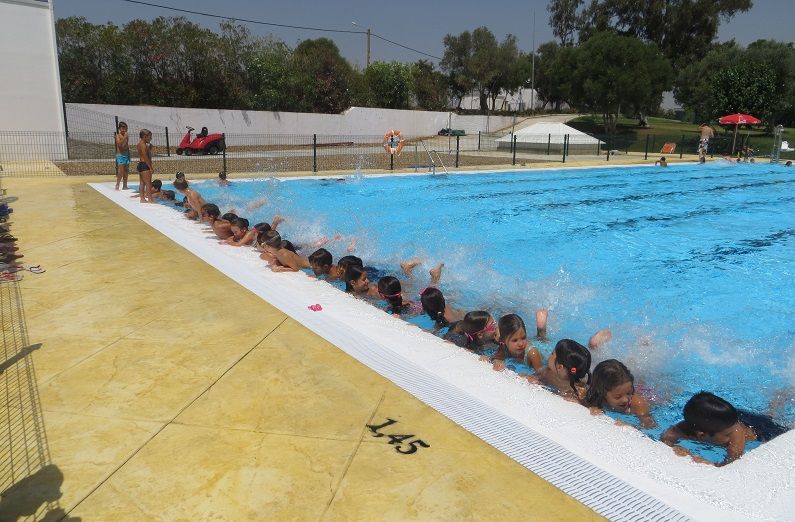 campamento verano piscina niños