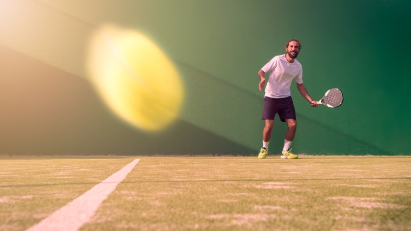 clases-de-padel-sevilla-hombre-jugando