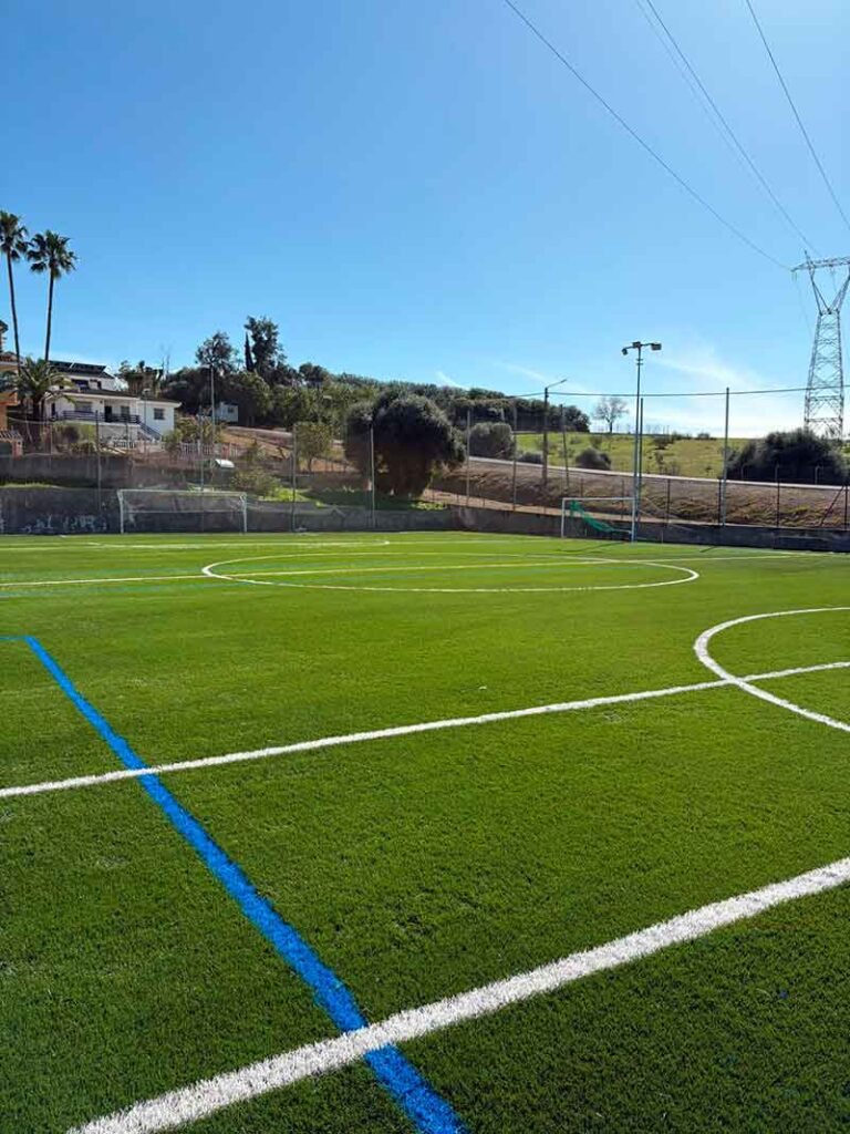 Nuevo césped en la pista de fútbol 7