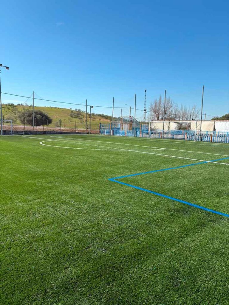Nuevo césped en la pista de fútbol 7