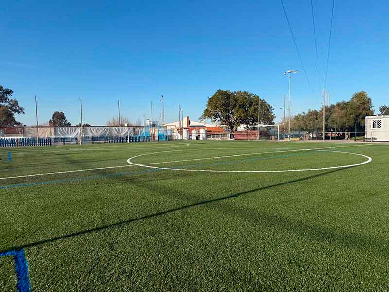 Nuevo césped en la pista de fútbol 7