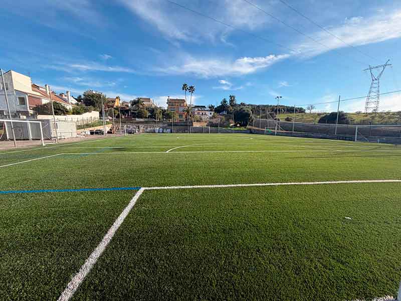 Nuevo césped en la pista de fútbol 7